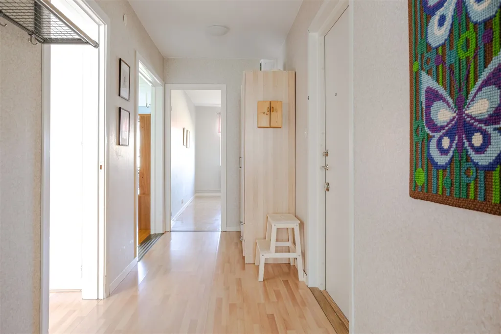 Hallway - Central 2nd Floor Flat with Balcony in Sundsvall