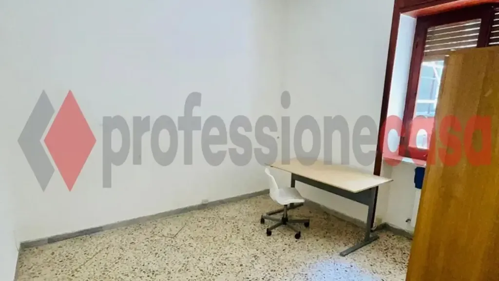 Bureau - Four-Bedroom Apartment in Salerno