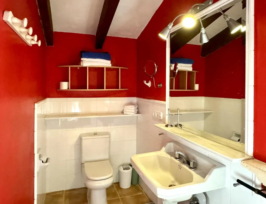 Salles de bain - Solar-Powered Country House with Mountain Views in Porreres