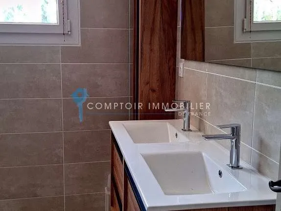 Salles de bain - Maison de Luxe avec Piscine à Cabrières