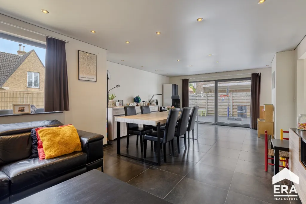 Salle à manger - Maison Familiale avec Piscine Solaire à Proximité du Centre-Ville