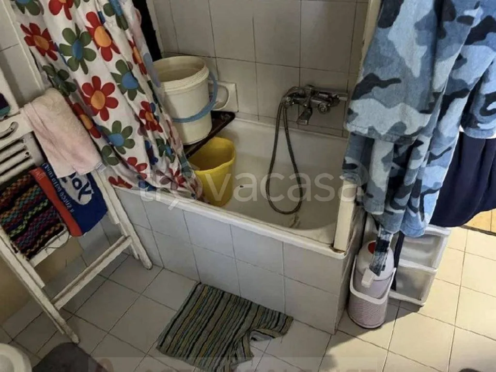 Salles de bain - Ground Floor Apartment with Courtyard Access in Priocca