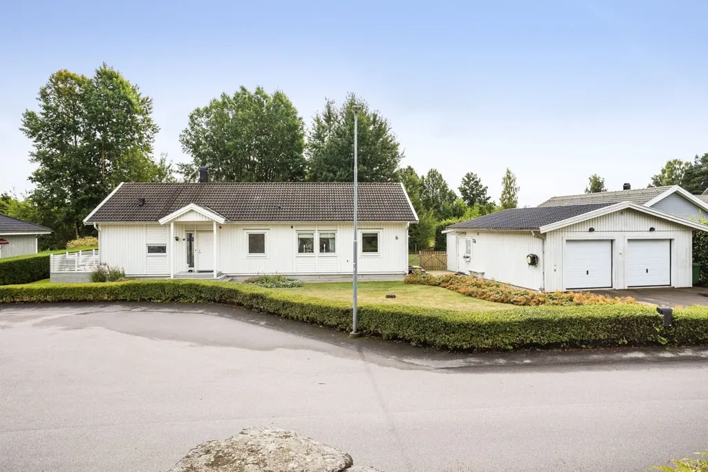 Extérieur - Modern 1-Plan Villa with Garden in Suburb