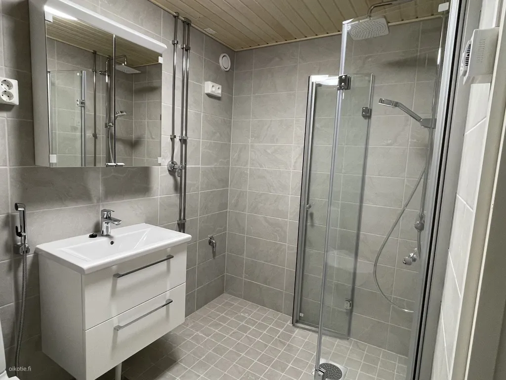 Salles de bain - Modernised Apartment with Balcony in Hervanta, Tampere