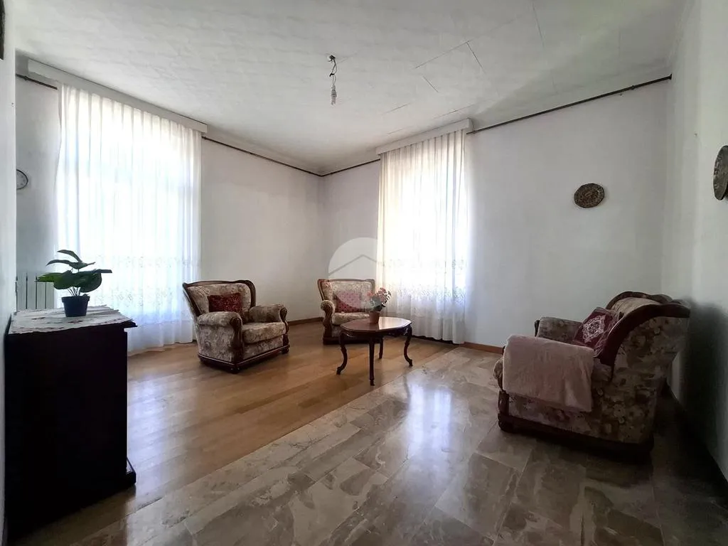 Soggiorno - Appartamento con balcone in centro a Voghera