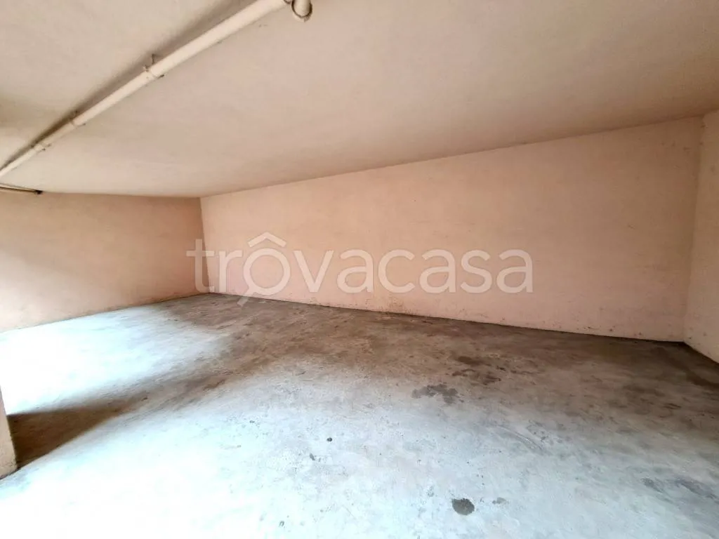 Garage - Two-Level House with Balcony in Paesana