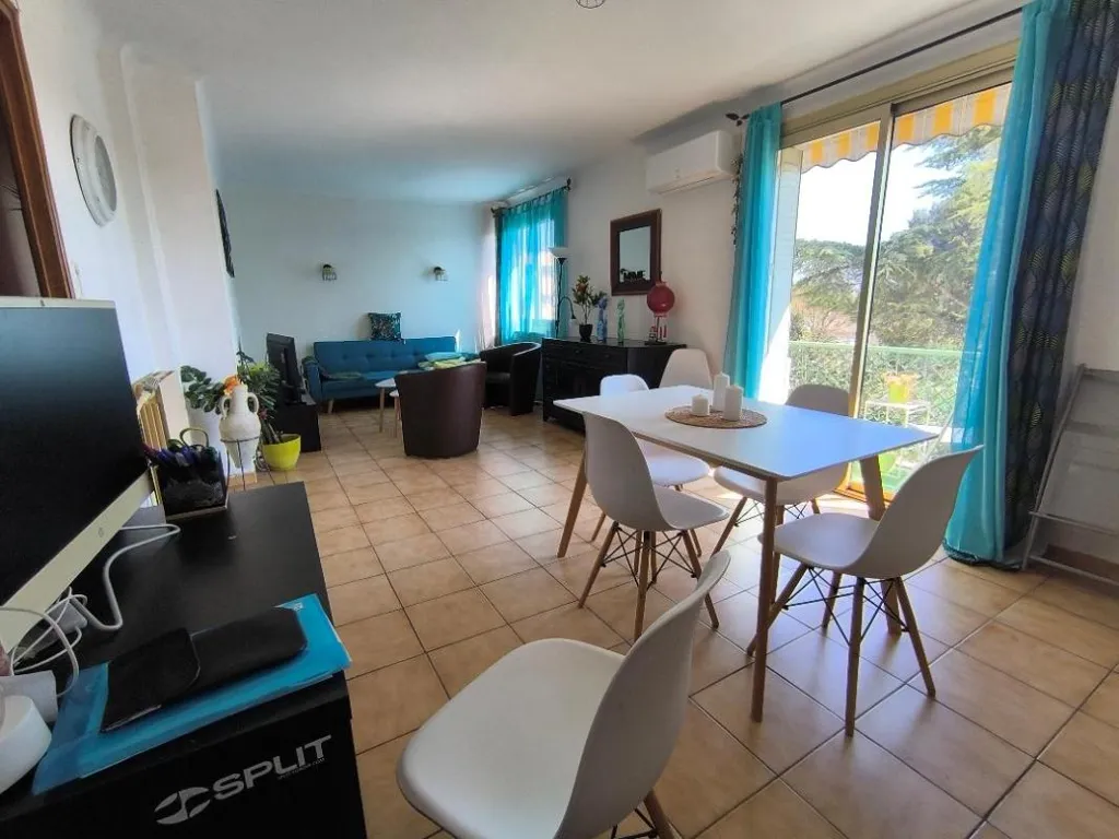 Söögituba - 4-Bedroom Apartment with Balcony in Nîmes
