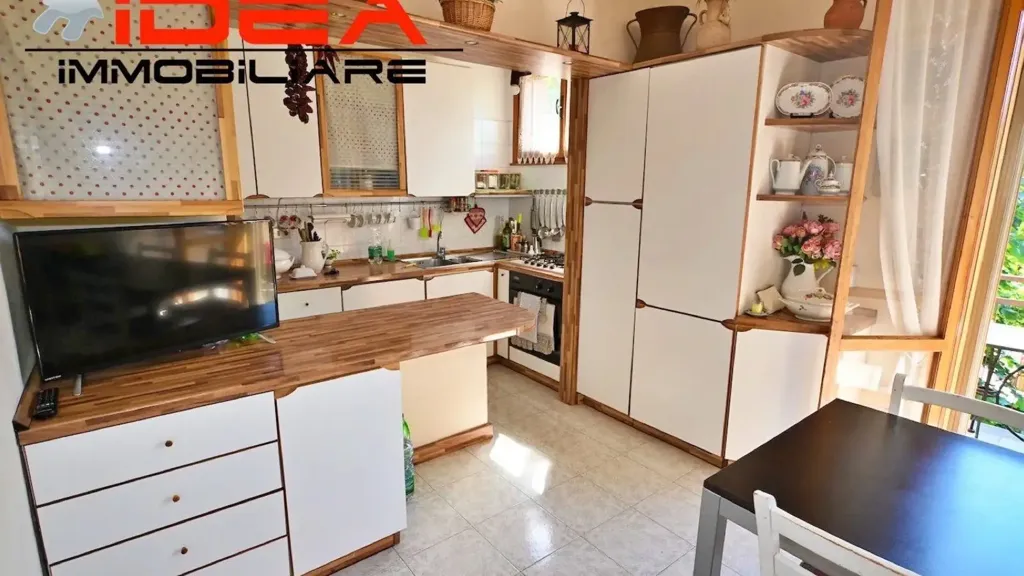 Kitchen - Five-Bedroom Apartment with Balcony in Modena