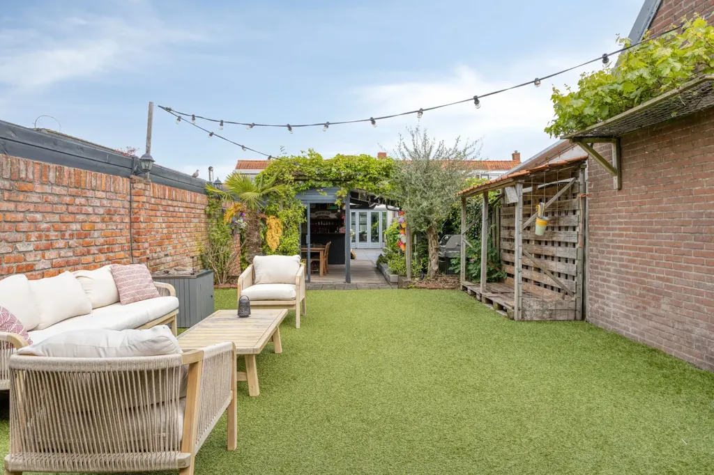 Aed - Spacious Semi-detached House with Deep Garden in Halsteren