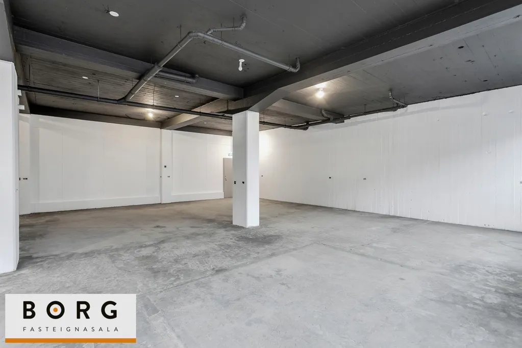 Rooms - Retail Space with Warehouse in Reykjavik