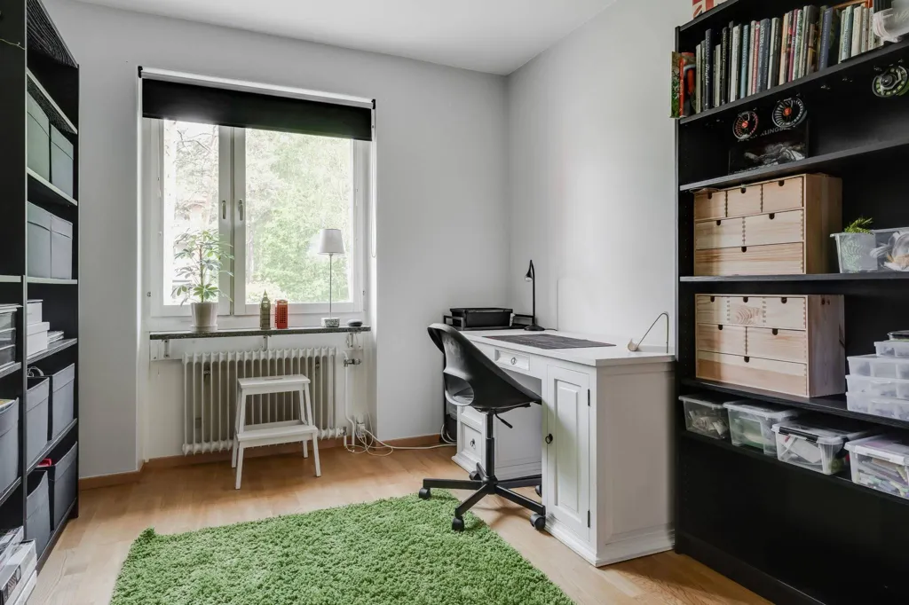 Bureau - Apartment with Balcony in Tullen, Borås