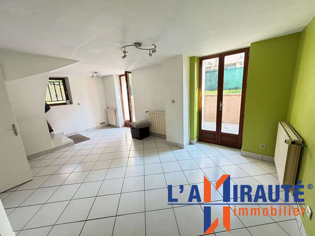 Esik - Duplex Apartment with Terrace in Montesson Centre