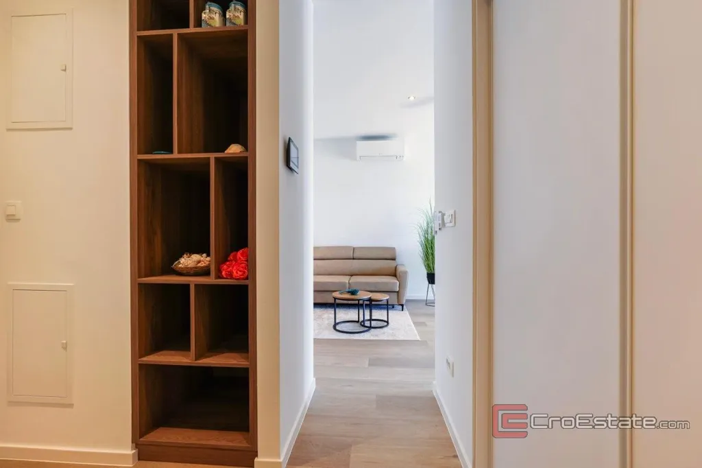 Esik - Modern Seafront Apartment in Trogir