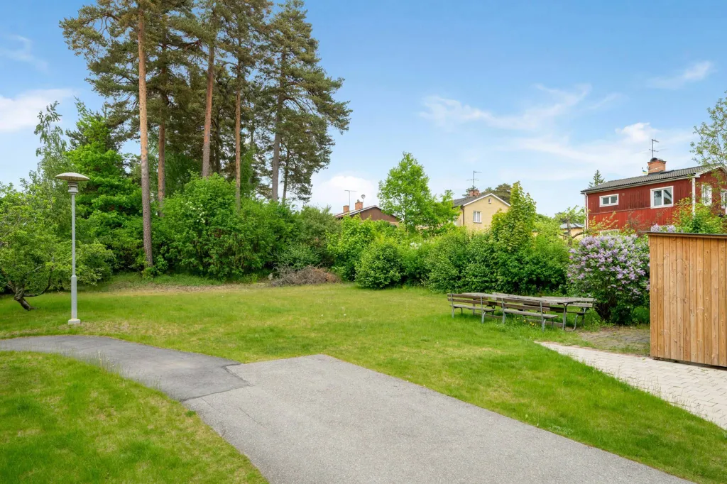 Garden - Apartment with Parking in Södertälje