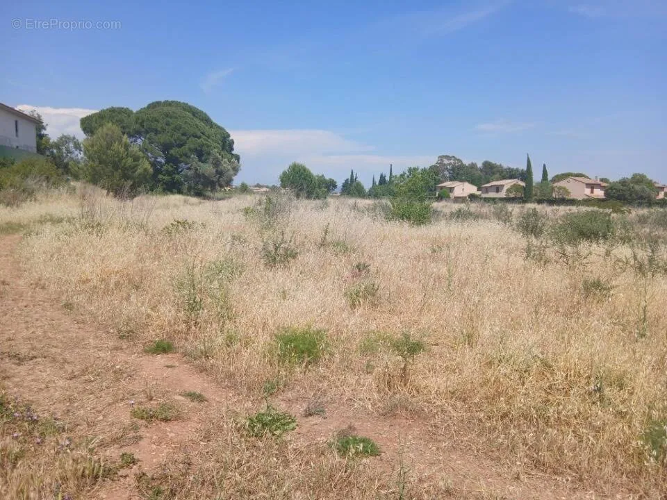 Aed - Buildable Plot with Garden in Cuers