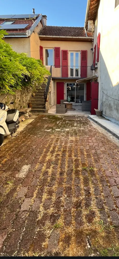Jardin - Maison Atypique avec Cour au Centre de Yenne