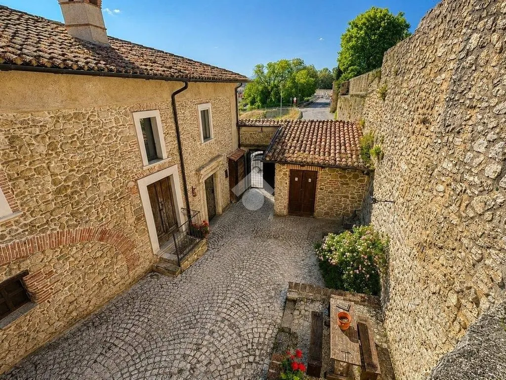 Giardino - 6-Bedroom House with Historic Setting in L'Aquila