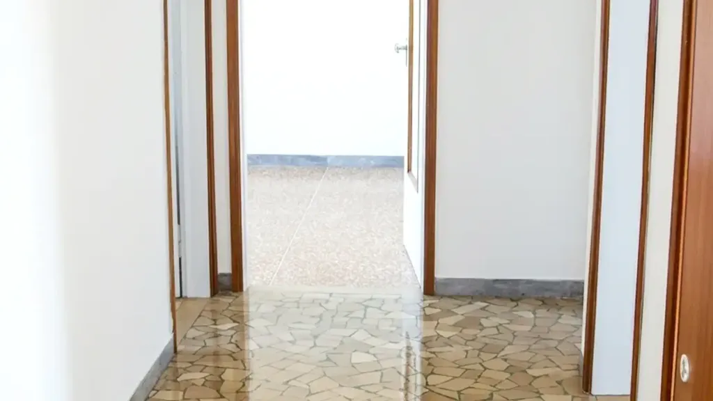 Entrée - Student-Friendly Apartment with Balcony in Bologna