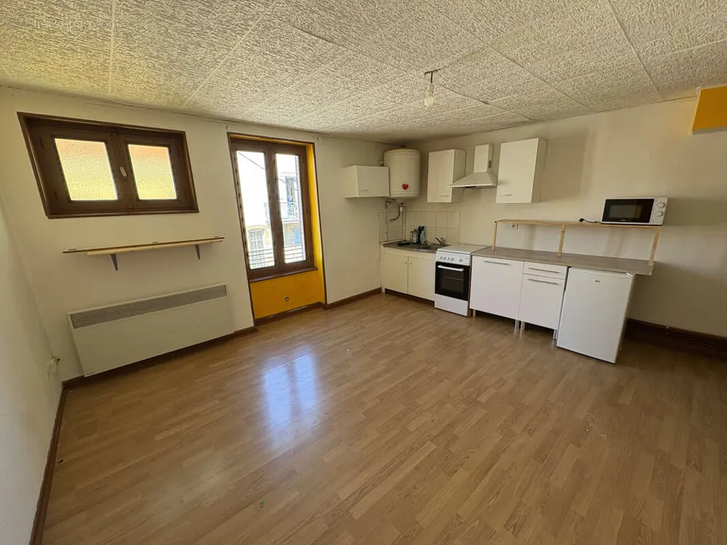 Kitchen - 4-Unit Apartment Building in Vic-le-Comte Centre