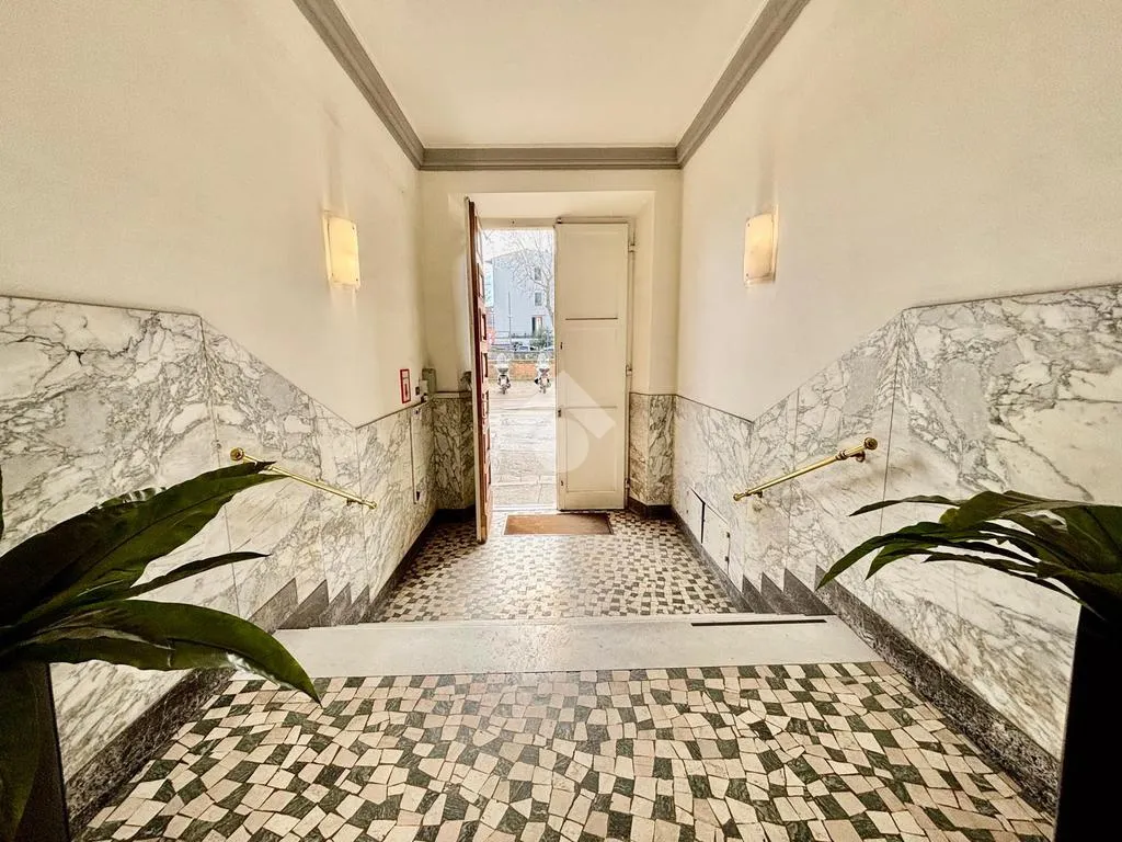 Esik - Spacious Apartment with Balcony in Florence