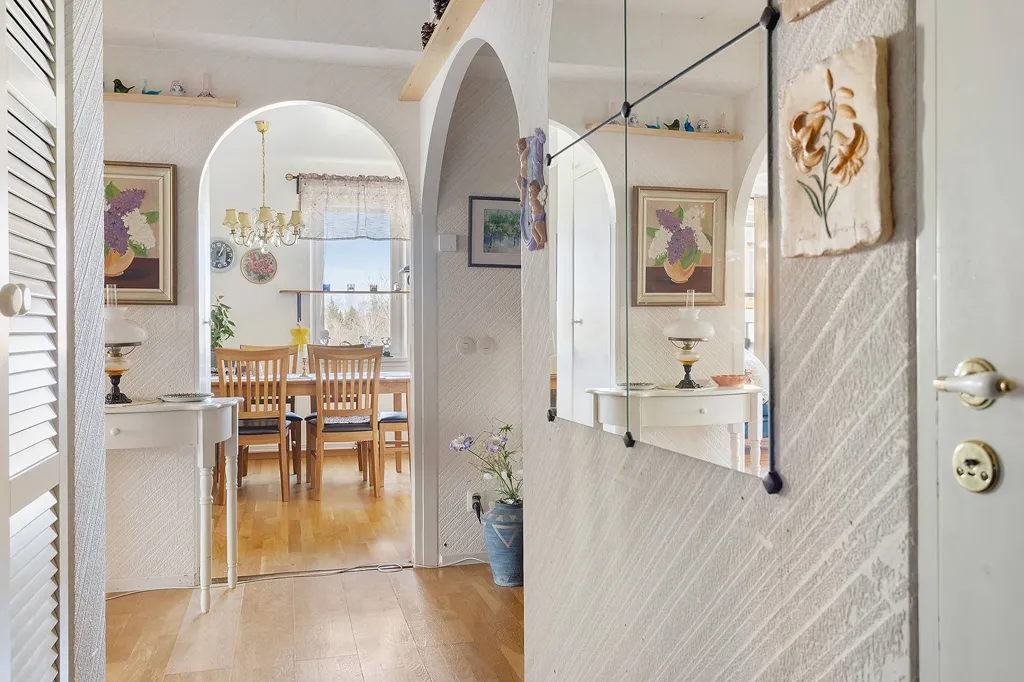 Esik - Apartment with South-Facing Balcony in Västra Orminge