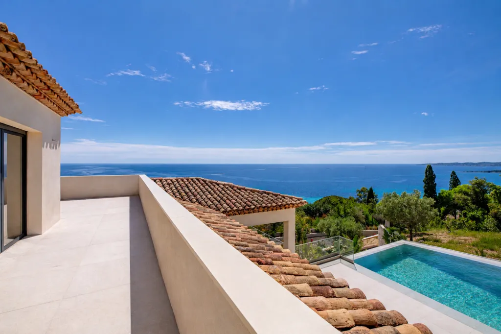 Terrasse - Villa Contemporaine avec Vue Panoramique sur la Mer à Sainte-Maxime