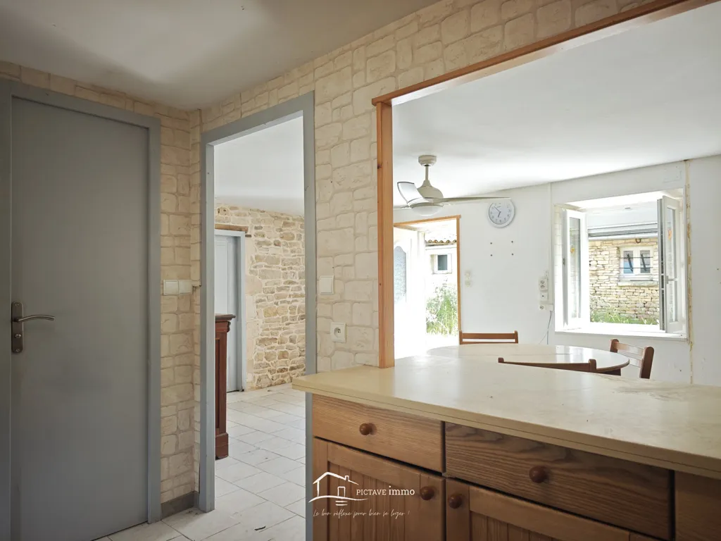 Köök - Two-Bedroom House with Garden in Vanzay