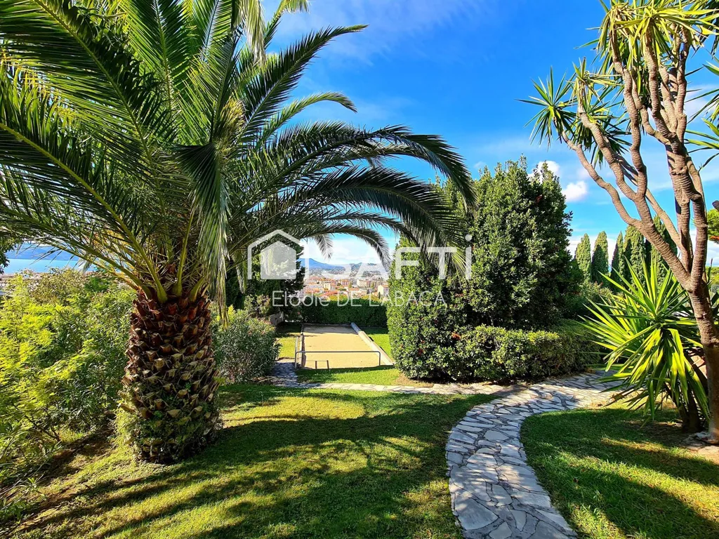 Aed - 5-Piece Apartment with Sea View in Cannes