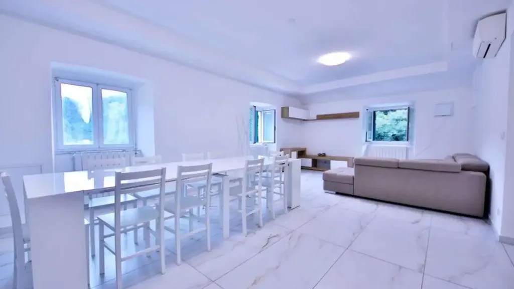 Söögituba - Rear-Facing Apartment with Sea Proximity in Genoa
