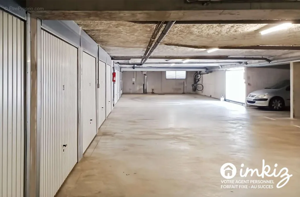 Garage - Appartement Traversant avec Garage à Rezé