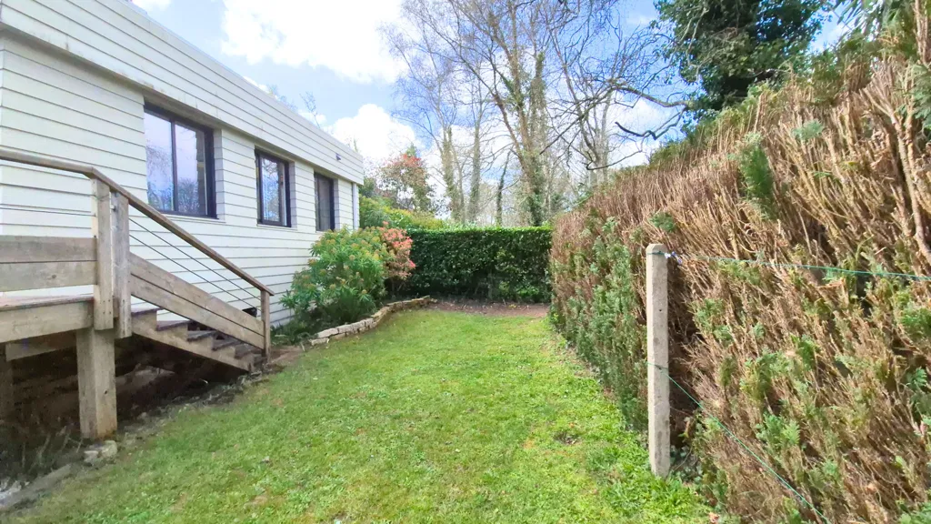 Jardin - Maison avec terrasse en bois à Saint-Yvi