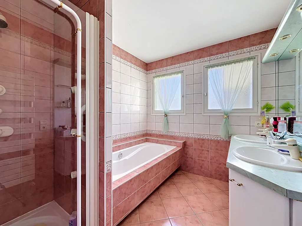 Salles de bain - Maison avec Piscine et Jardin à Livron sur Drôme