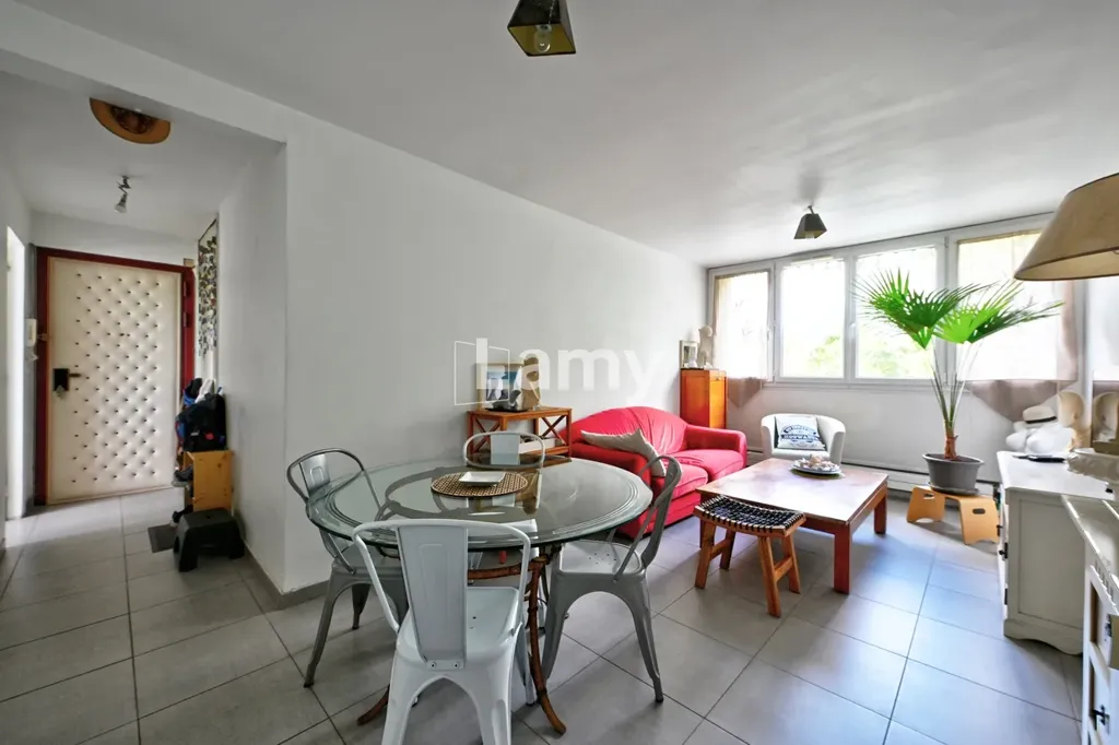 Söögituba - 3-Bedroom Apartment with Balcony in Central Location