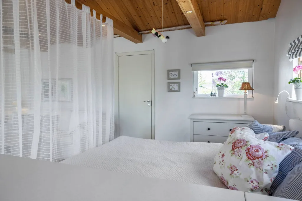 Magamistoad - Charming Cottage with Corner Plot in Elinelunds Sommarstad