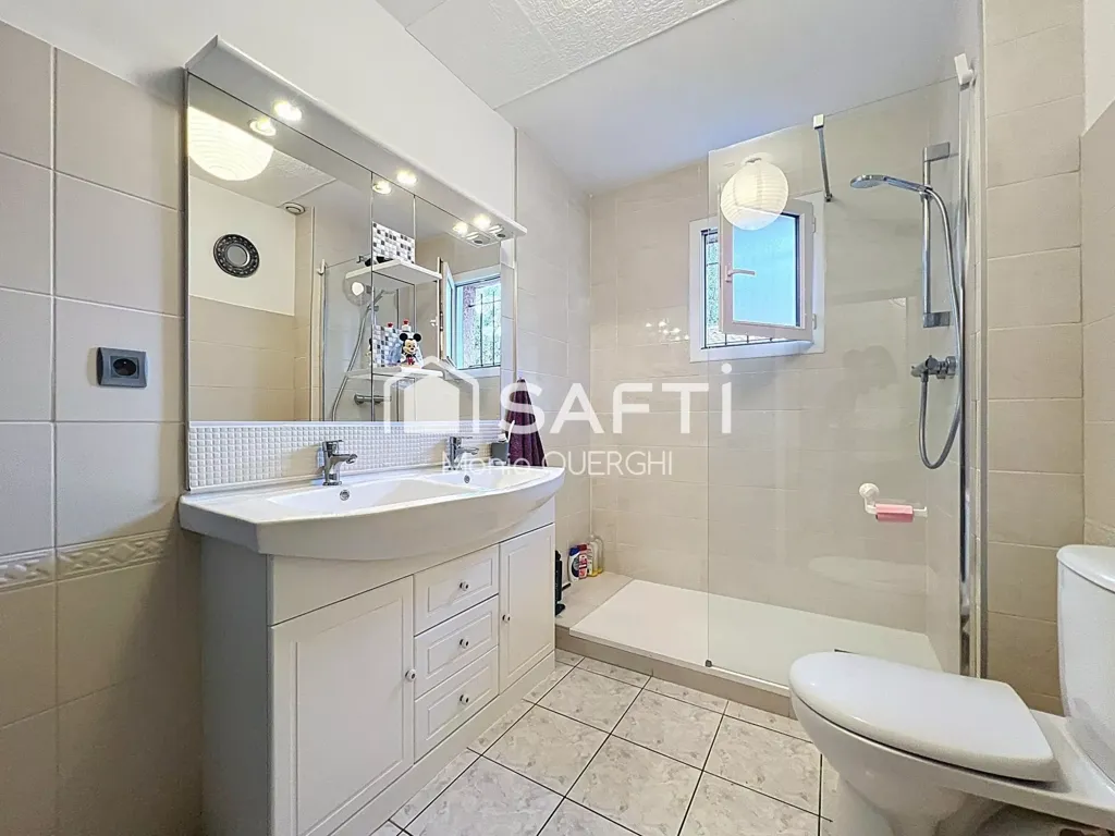 Salles de bain - Villa Rénovée avec Piscine en Campagne