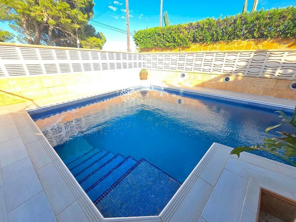 Bassein - Modern Chalet with Pool in Badia Blava