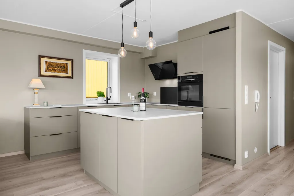 Köök - Modern 4-Bedroom Flat in Nannestad
