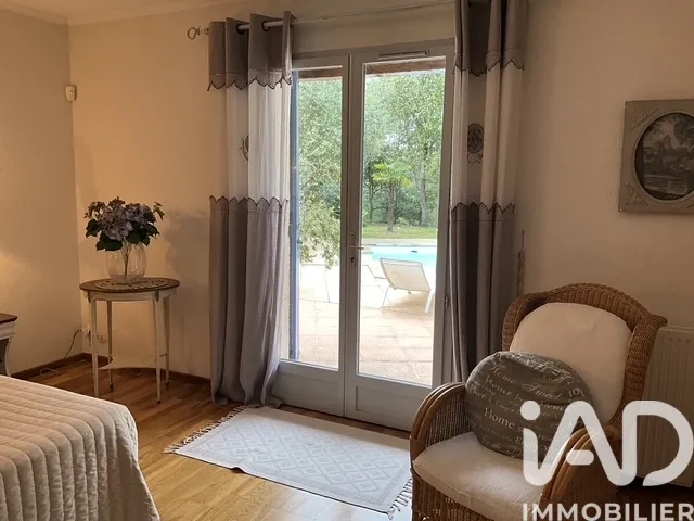 Chambres - Maison Traditionnelle avec Piscine à Labastide-de-Virac