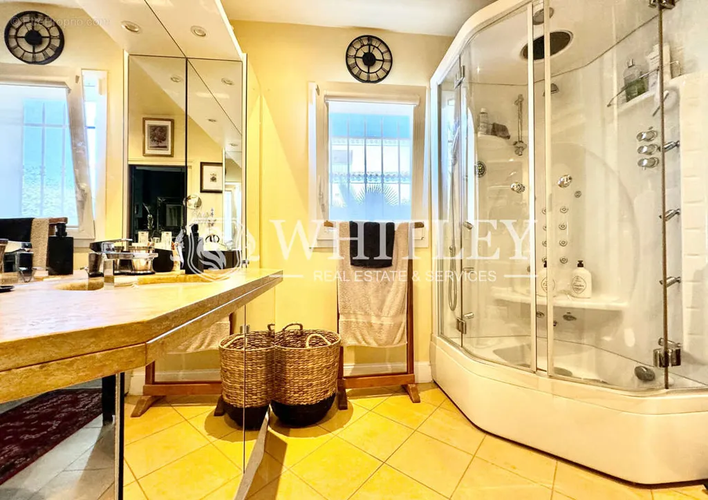 Bathrooms - Luxury Villa with Pool in Saint-Raphaël