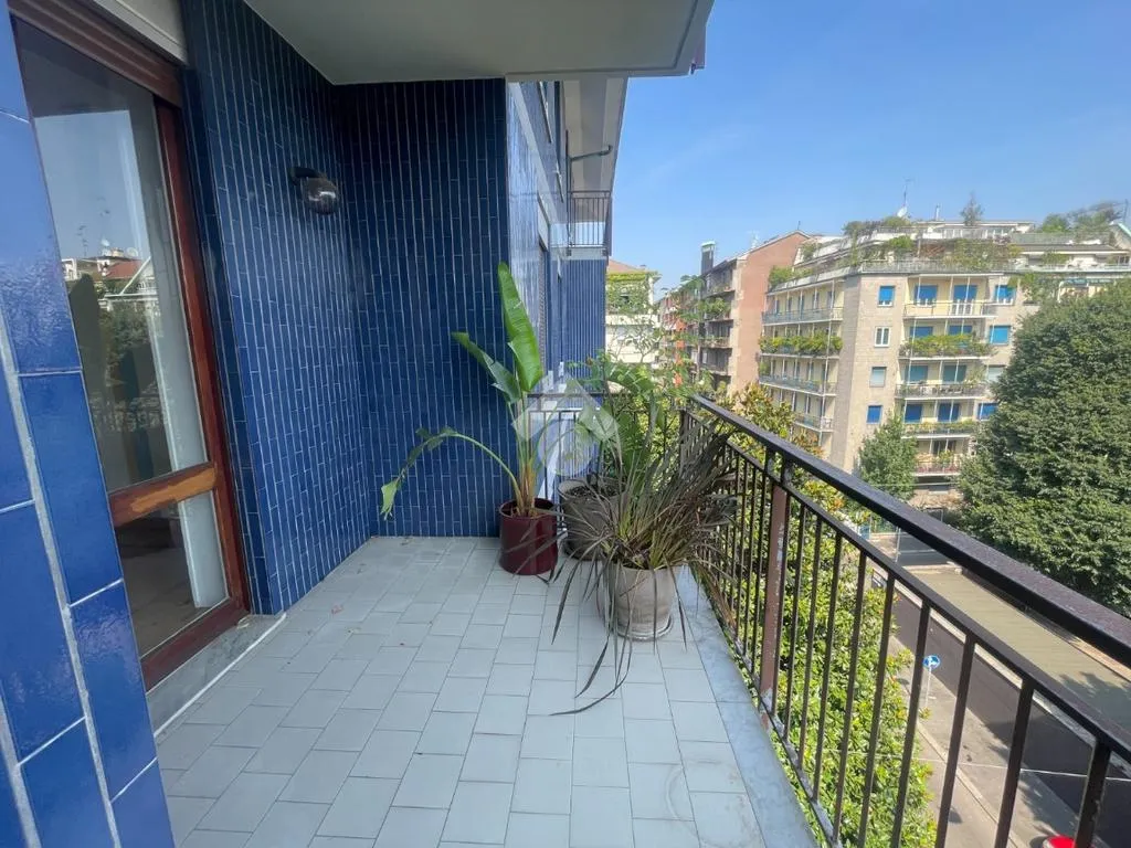 Balcone - Spacious 4-Bedroom Apartment with Terrace in Milan