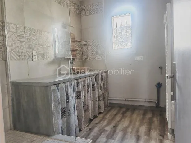 Salles de bain - Maison à Fort Potentiel avec Balcon à Saint-Geniès-de-Malgoirès