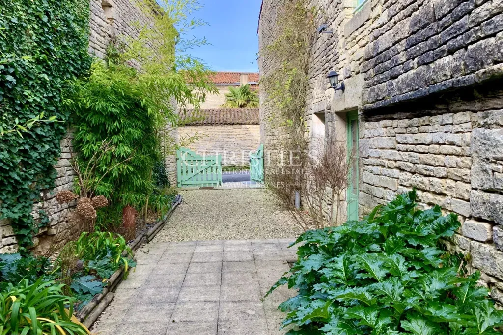 Giardino - Historic Manor with Courtyard in Tusson, Charente
