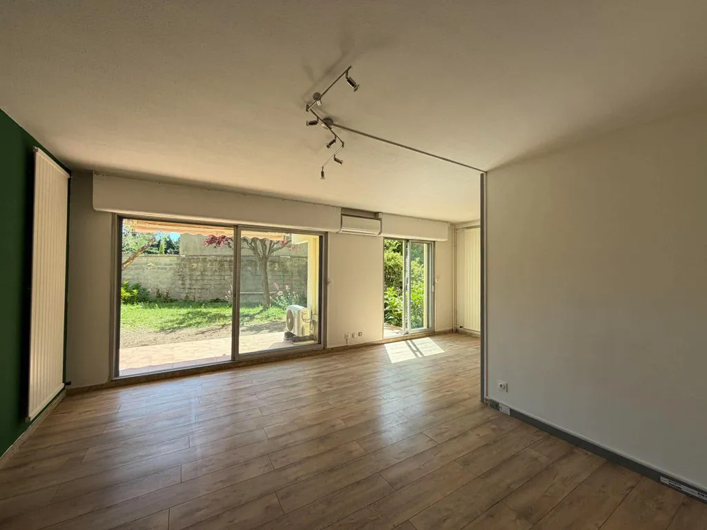 Elutuba - T3 Flat with Parking in Arles