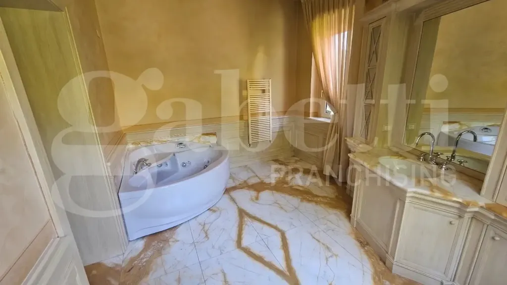 Salles de bain - Classical Villa with Garden in Brescia