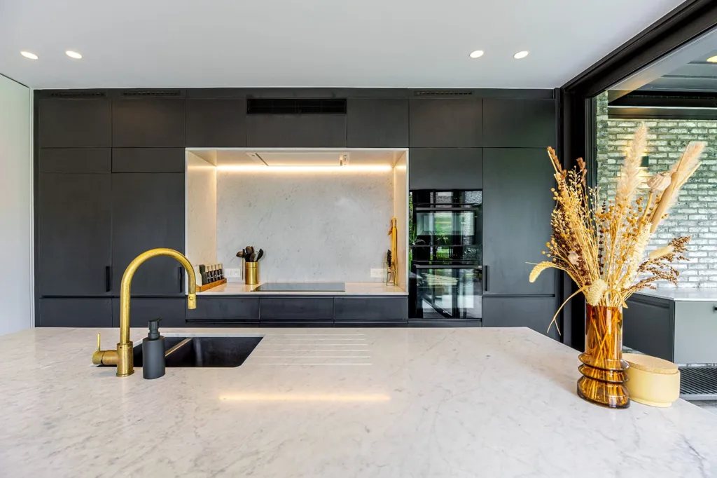 Köök - Luxury Villa with Garden in Lint
