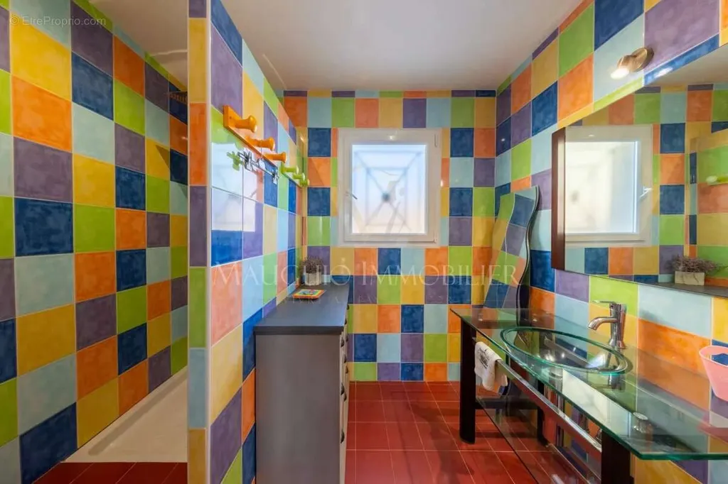 Salles de bain - Villa Rénovée avec Piscine au Centre de Mauguio