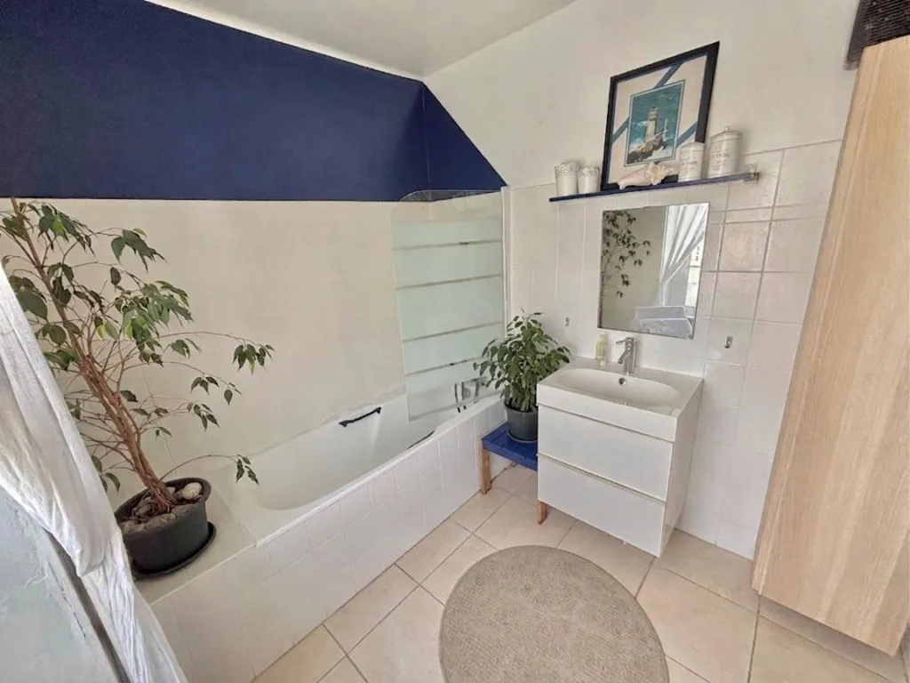 Salles de bain - Maison avec Sous-sol Total et Jardin à Plouhinec