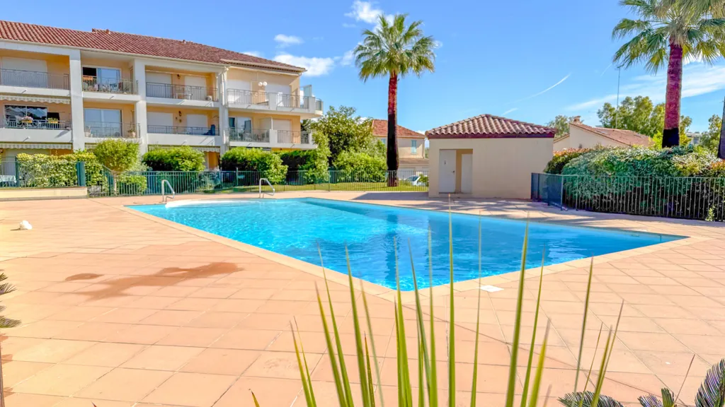 Bassein - Renovated 3-Bed Apartment with Sea View in Antibes