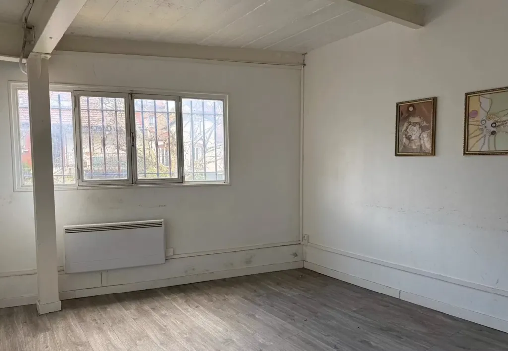 Rooms - Business Premises with 1,200 m² in Gentilly