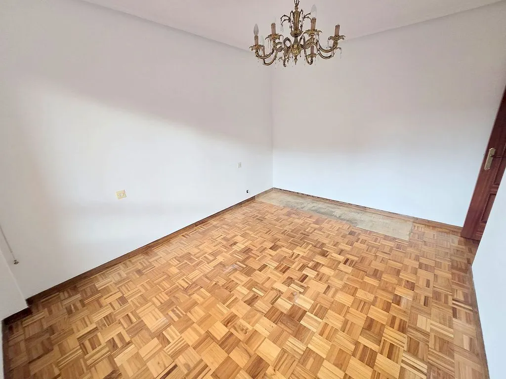 Toad - 3-Bedroom Flat with Garage in El Llano, Gijón